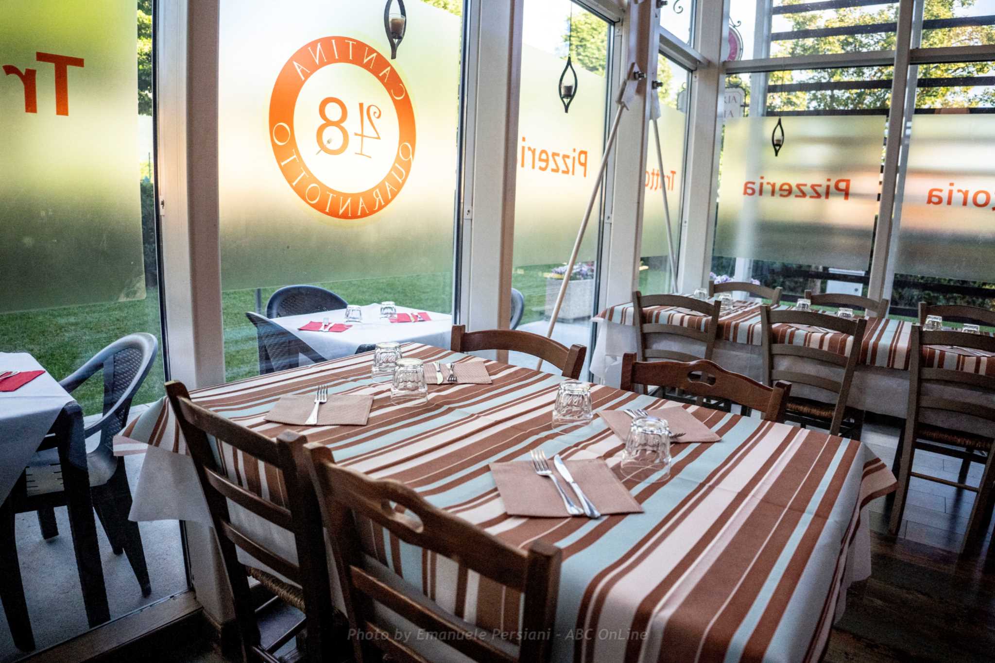 sala interna tavolo ristorante pizzeria norcia cantina48_ps